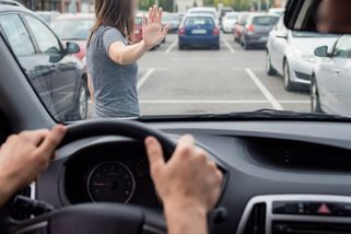 Řidiči si stěžují na nový nešvar. Lidé blokují parkovací místa pro známé. Co na to policie?
